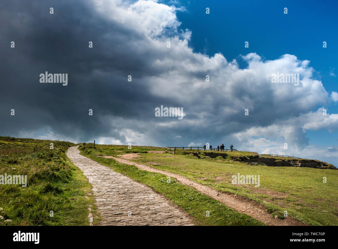 Schwere Gewitterwolken über South West Coastal Path an der Küste von North Cornwall. Stockfoto