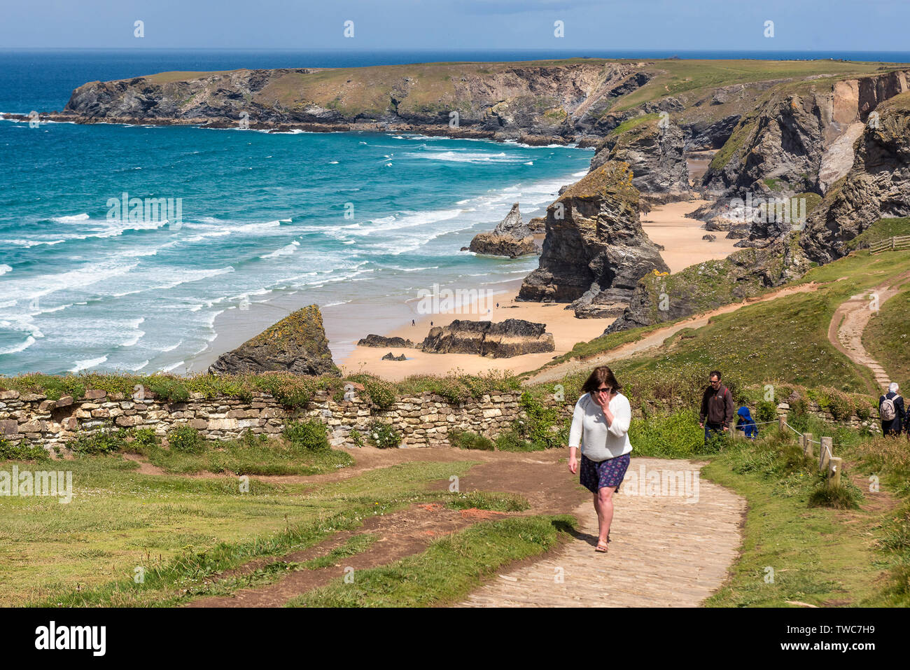 Die robuste, spektakuläre Küstenlinie bei Carnewas und Bedruthan Steps auf der nördlichen Küste von Cornwall. Stockfoto