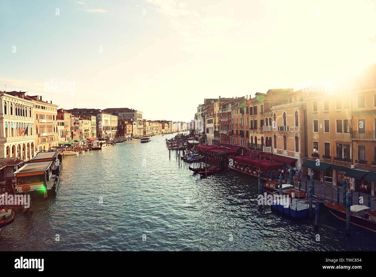 Grand Canal, Venice, Italien, namens Canal Grande in Italienisch, als von der Rialto Brücke aus gesehen. Schöne Sicht auf den Sonnenuntergang über der venezianischen Sehenswürdigkeiten Fluss. Stockfoto