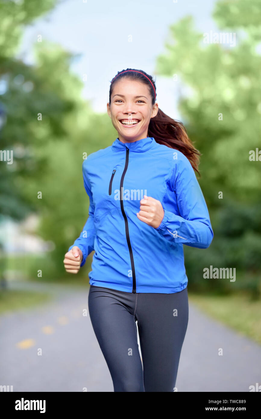Glückliche Frau runner gesunder Lebensstil Konzept mit Mädchen jogging Lächeln training draußen im Park für Marathon. Schönen gemischten Rennen asiatischen Kaukasischen weibliche Modell frisch und lebendig. Stockfoto
