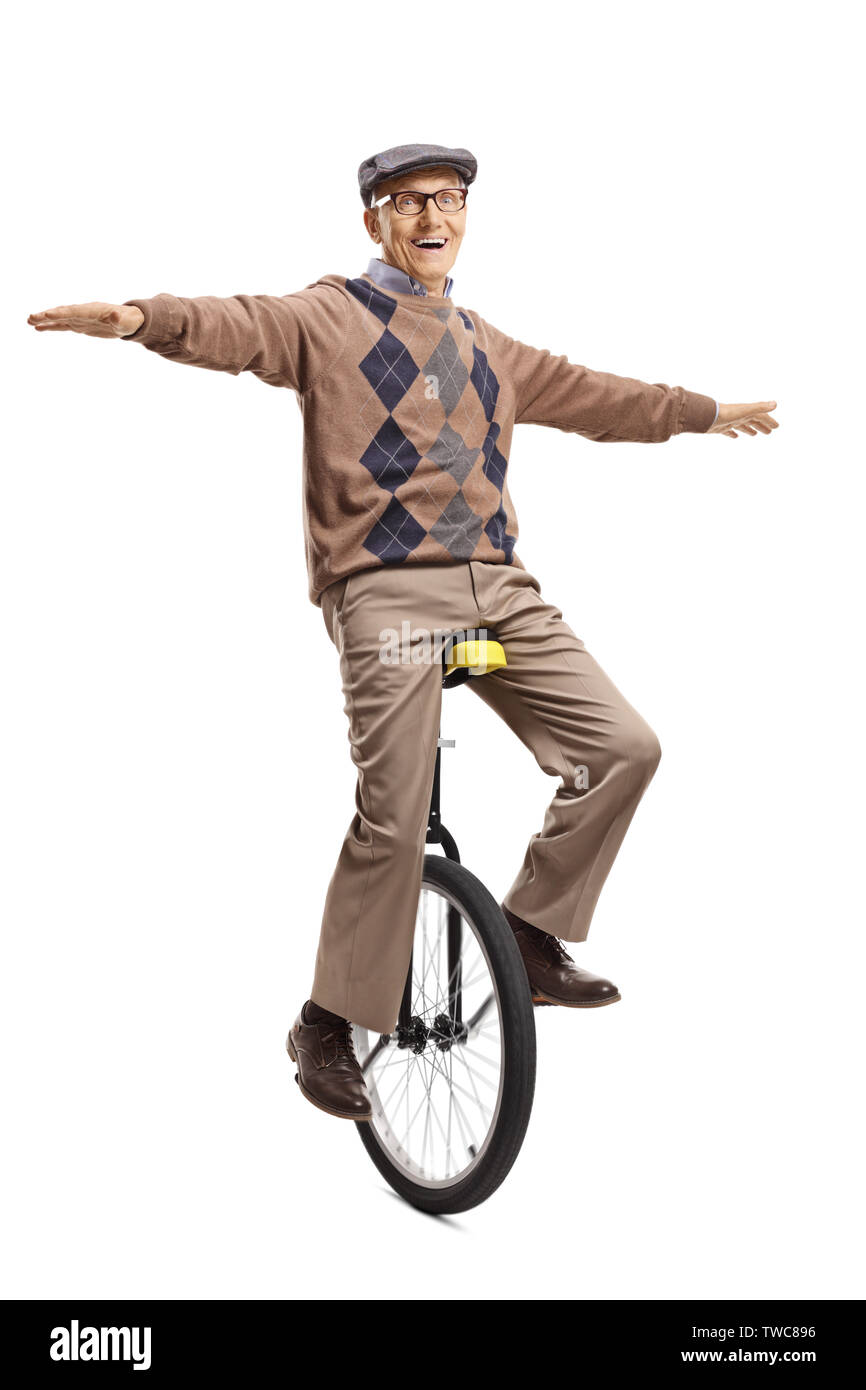 In voller Länge Porträt eines energetischen älterer Mann Einrad fahren auf weißem Hintergrund Stockfoto