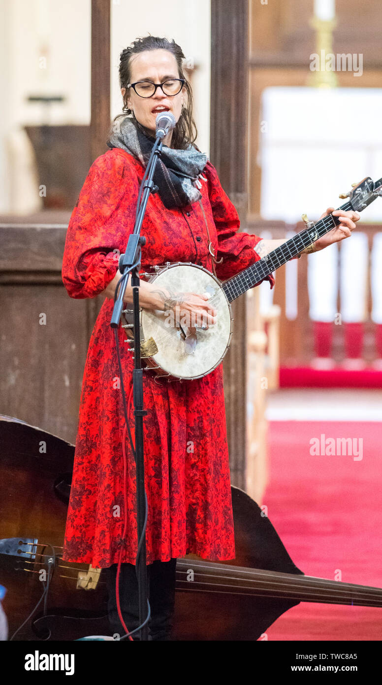 Truckstop Honeymoon, live am Gate Southwell Festival, 2019 spielen an der Rolleston Kirche. Stockfoto