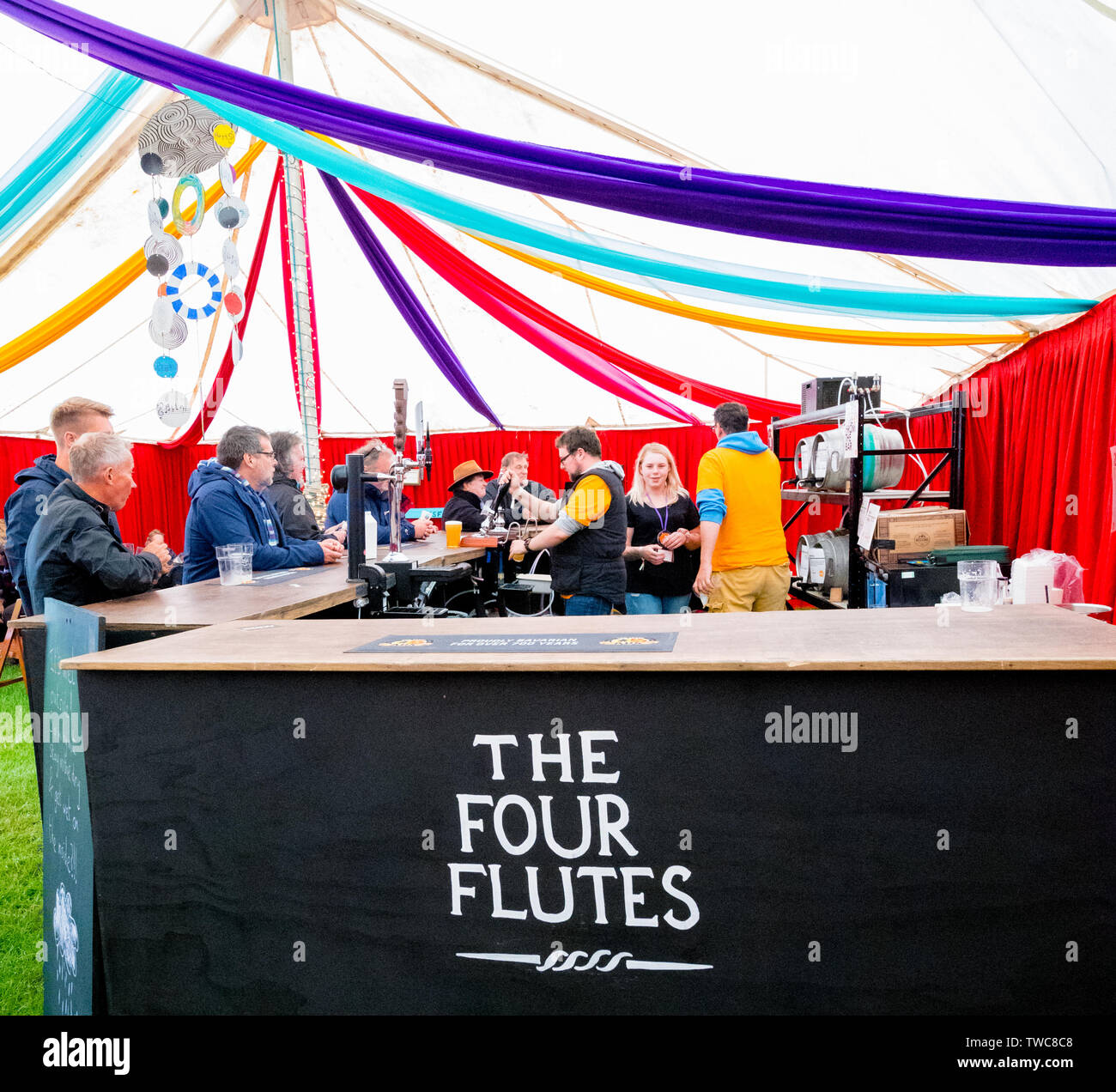 Temporären bar Setup in einem Festzelt an ein Musikfestival. Stockfoto