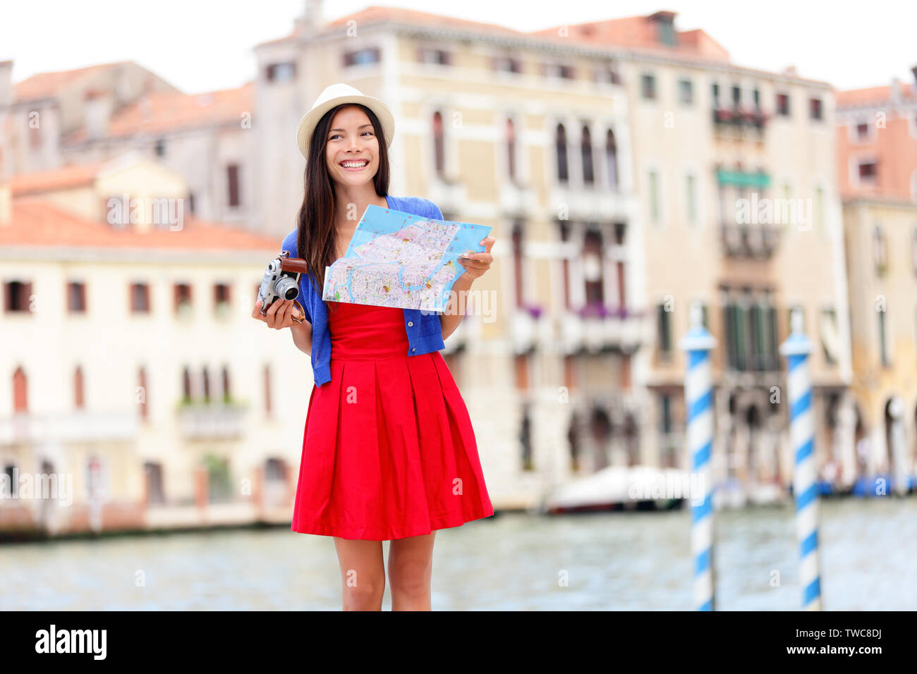Travel Tourist Frau mit Kamera und Karte in Venedig, Italien. Asiatische Mädchen im Urlaub glücklich lächelnd durch den Canale Grande. Gemischte Rasse asiatischen Kaukasische Mädchen Spaß haben Reisen im Freien während der Feiertage in Europa. Stockfoto