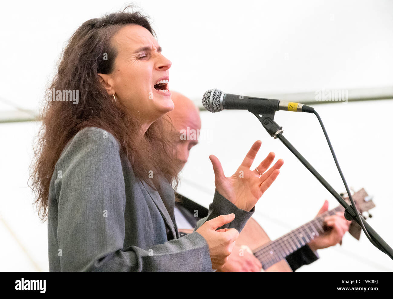 Dunkle Pferde, Flossie Malavialle und Keith Donnelly folk Sänger live auf der Bühne im Tor in Southwell Festival, 2019. Stockfoto