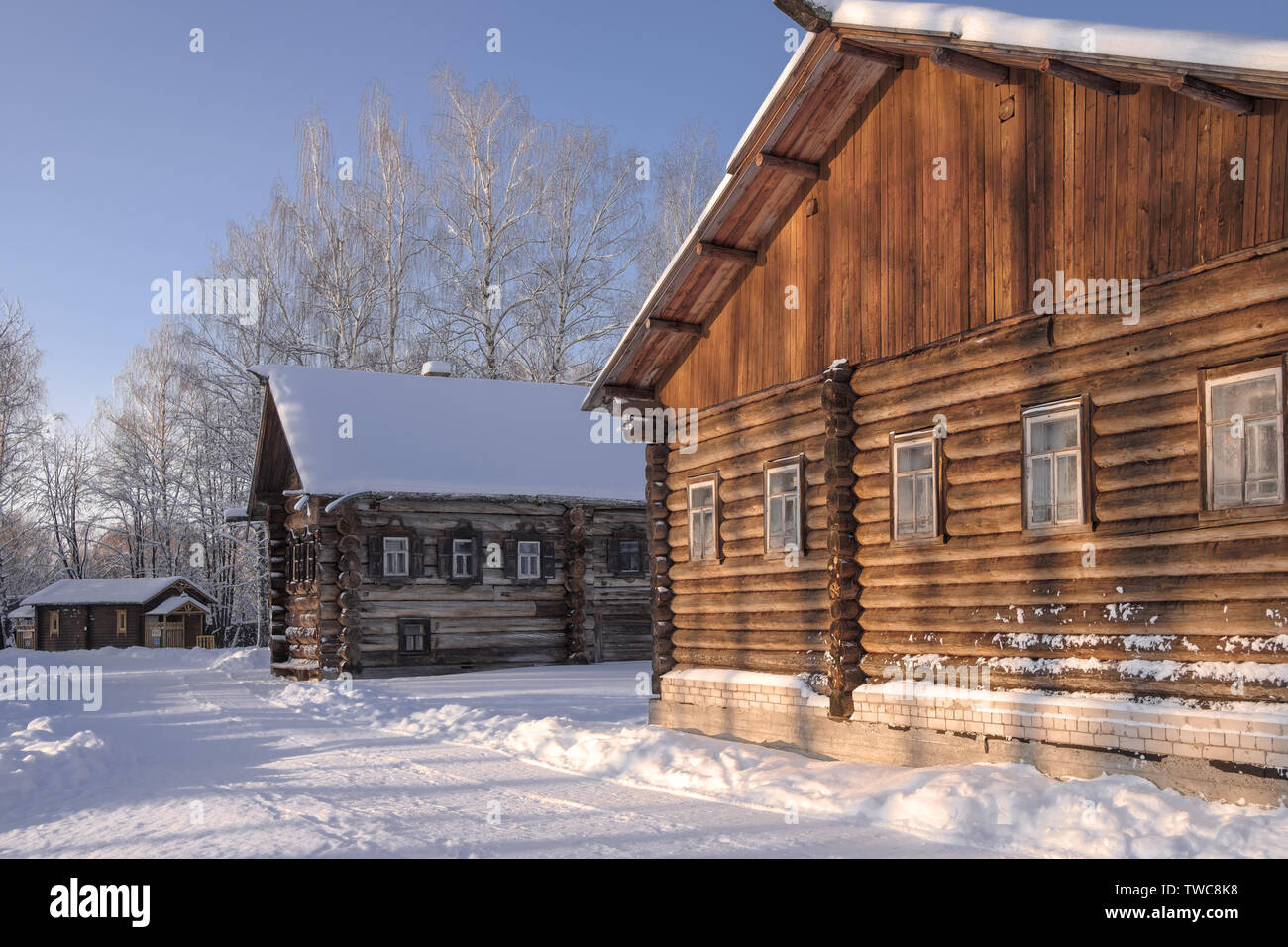 Alte Häuser im Dorf frosty schneereiche Winter anmelden Stockfoto