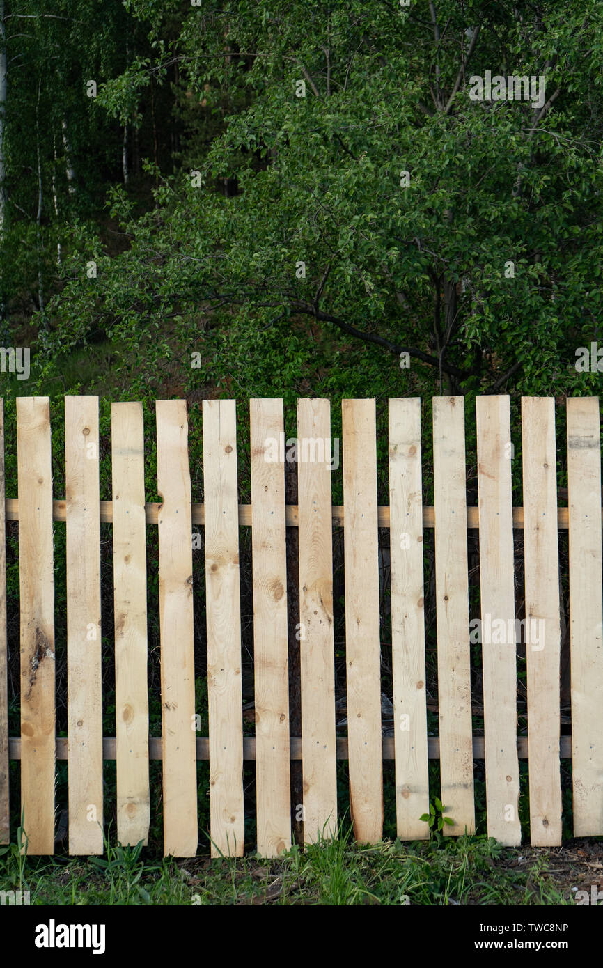 Neue holzzaun, hohen Holzzaun des neuen Boards. Stockfoto