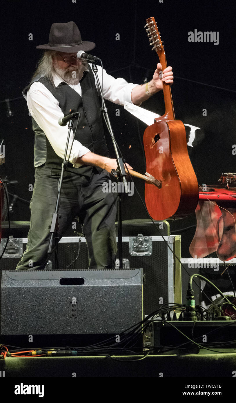 John otway und Willy Barrett, live auf der Bühne am Gate Southwell Festival, 2019 Stockfoto