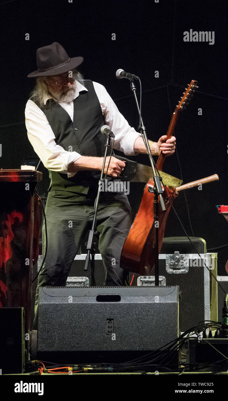 John otway und Willy Barrett, live auf der Bühne am Gate Southwell Festival, 2019 Stockfoto