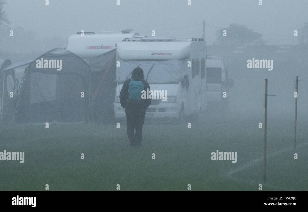 Später am Abend Nebel steigt auf ein Reisemobil und cavavan Website. Stockfoto
