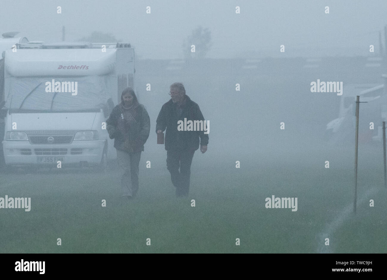Später am Abend Nebel steigt auf ein Reisemobil und cavavan Website. Stockfoto
