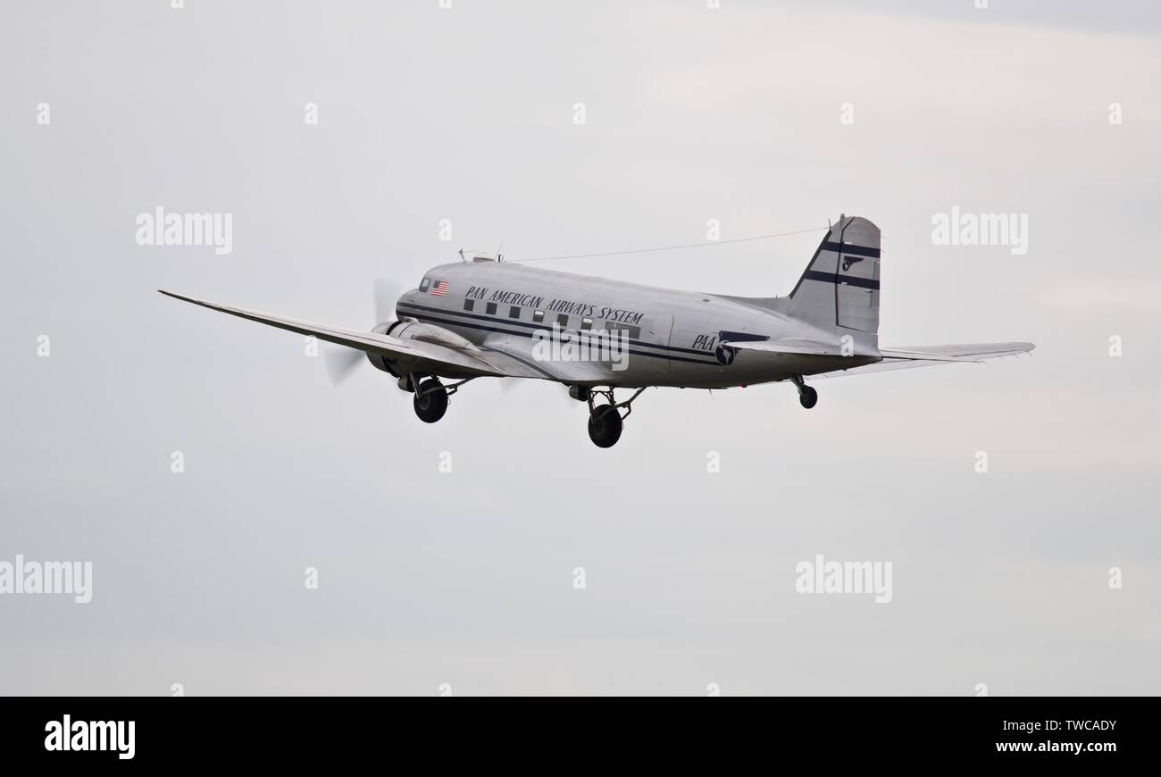 PanAm Douglas C-47B (N 877 MG) fliegen am Daks über der Normandie Airshow im Imperial War Museum, Duxford am 4. Juni 2019 Stockfoto