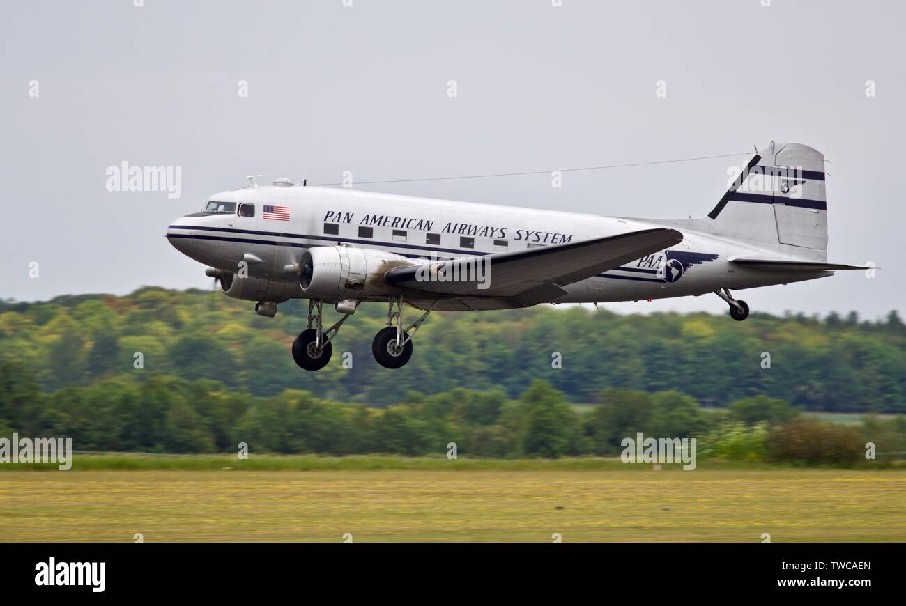 PanAm Douglas C-47B (N 877 MG) fliegen am Daks über der Normandie Airshow im Imperial War Museum, Duxford am 4. Juni 2019 Stockfoto