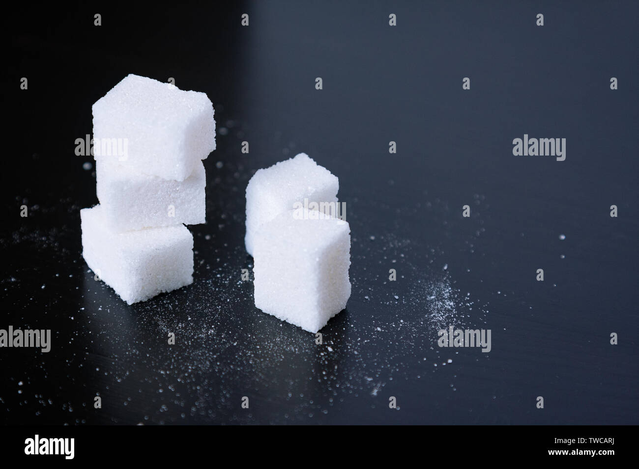 Zucker. Würfel auf schwarzem Hintergrund Stockfoto