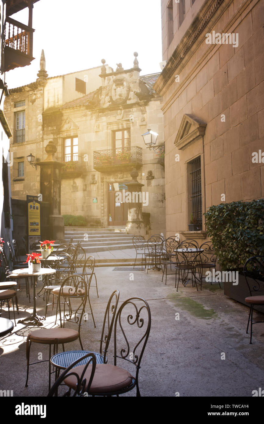 Barcelona, Spanien - 21. Januar 2019: Street Cafe mit Metall Tische und Stühle in Barcelona, Spanien Stockfoto