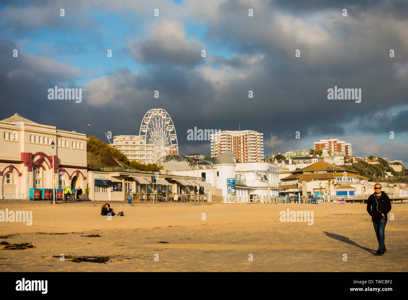 Die Promenade und den Strand von Bournemouth entfernt, in einem schönen, warmen Herbstnachmittag Sonnenlicht gebadet, mit ein paar Leuten um. Dorset, Südküste von England, UK. Stockfoto