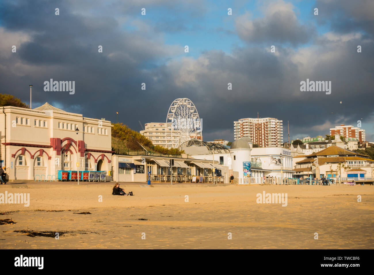 Die Promenade und den Strand von Bournemouth entfernt, in einem schönen, warmen Herbstnachmittag Sonnenlicht gebadet, mit ein paar Leuten um. Dorset, Südküste von England, UK. Stockfoto