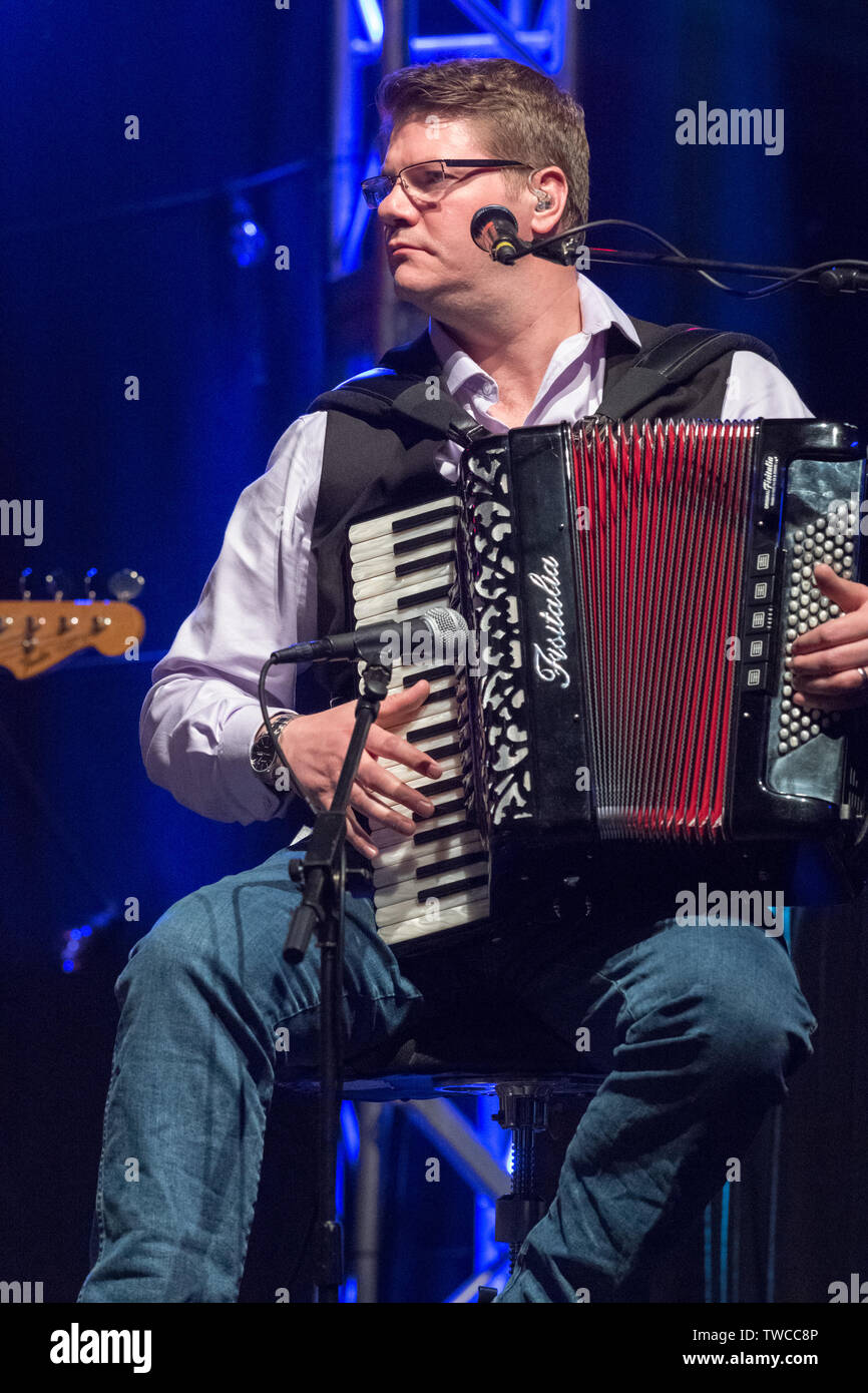 Keltische Musik Band Die Skipinnish live auf der Bühne am Gate Southwell Festival, 2019 Stockfoto