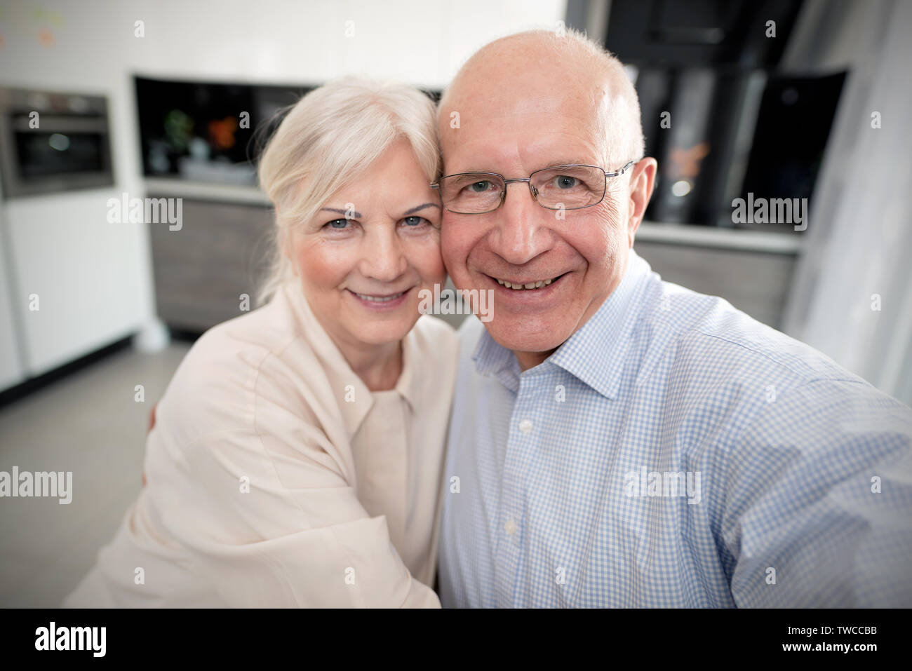 Fröhliche älteres paar nehmen Selfie zu Hause Stockfoto