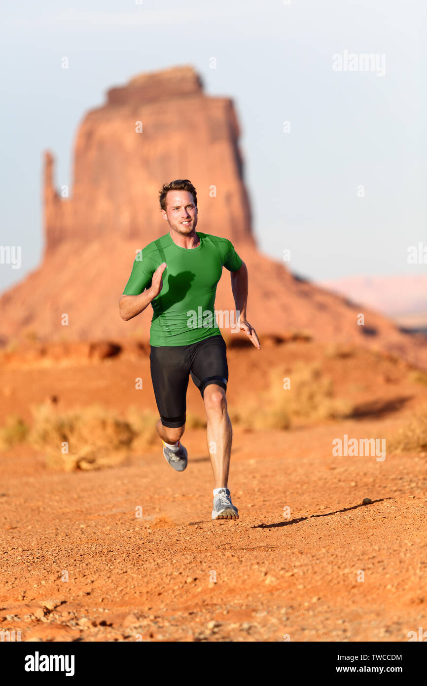 Trail Running Man. Männliche Läufer in Monument Valley schnell sprinten Training für den Erfolg. Fit Sport Fitness Muster in erstaunliche Landschaft Natur arbeiten. Arizona, Utah, USA. Stockfoto