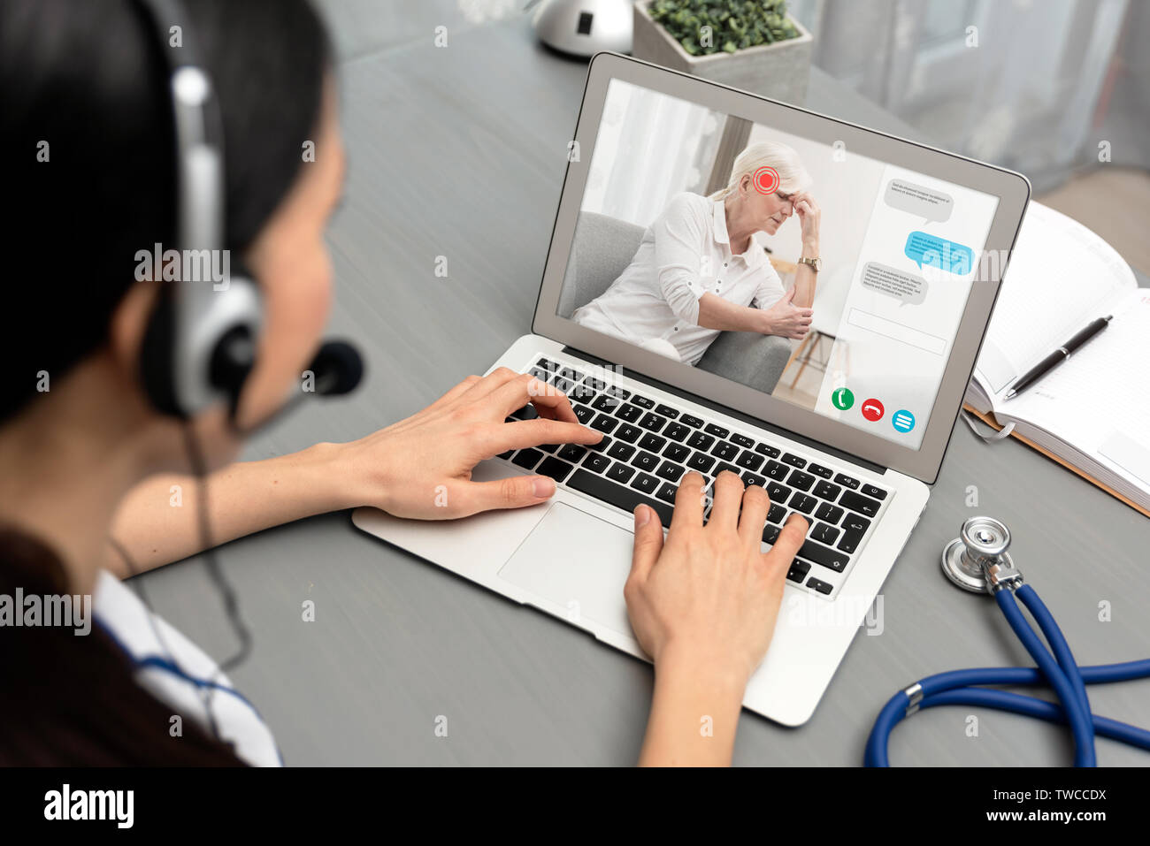 Arzt im Gespräch mit einem älteren Patienten. Telemedizin Konzept Stockfoto