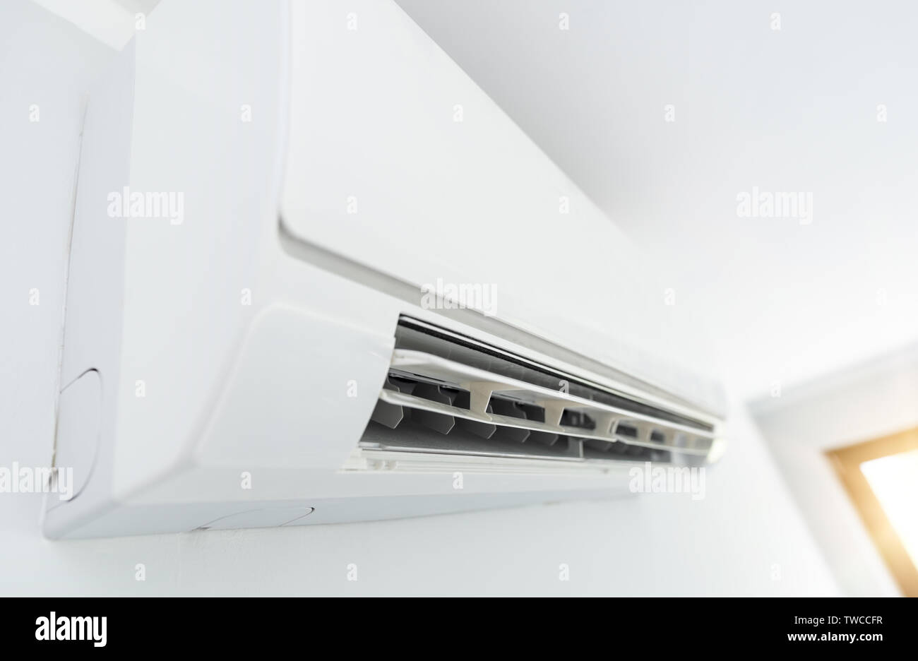 Klimaanlage Split an der Wand hängen. Kühlgerät im Zimmer Stockfotografie -  Alamy