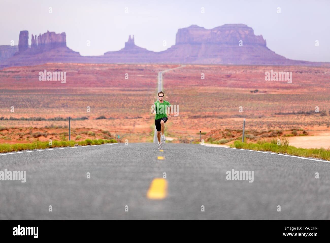 Laufender Mann - Läufer sprintete auf der Straße von Monument Valley. Konzept mit Sprinten schnell Training für den Erfolg. Fit Sport Fitness Muster in erstaunliche Landschaft Natur arbeiten. Arizona, Utah, USA. Stockfoto