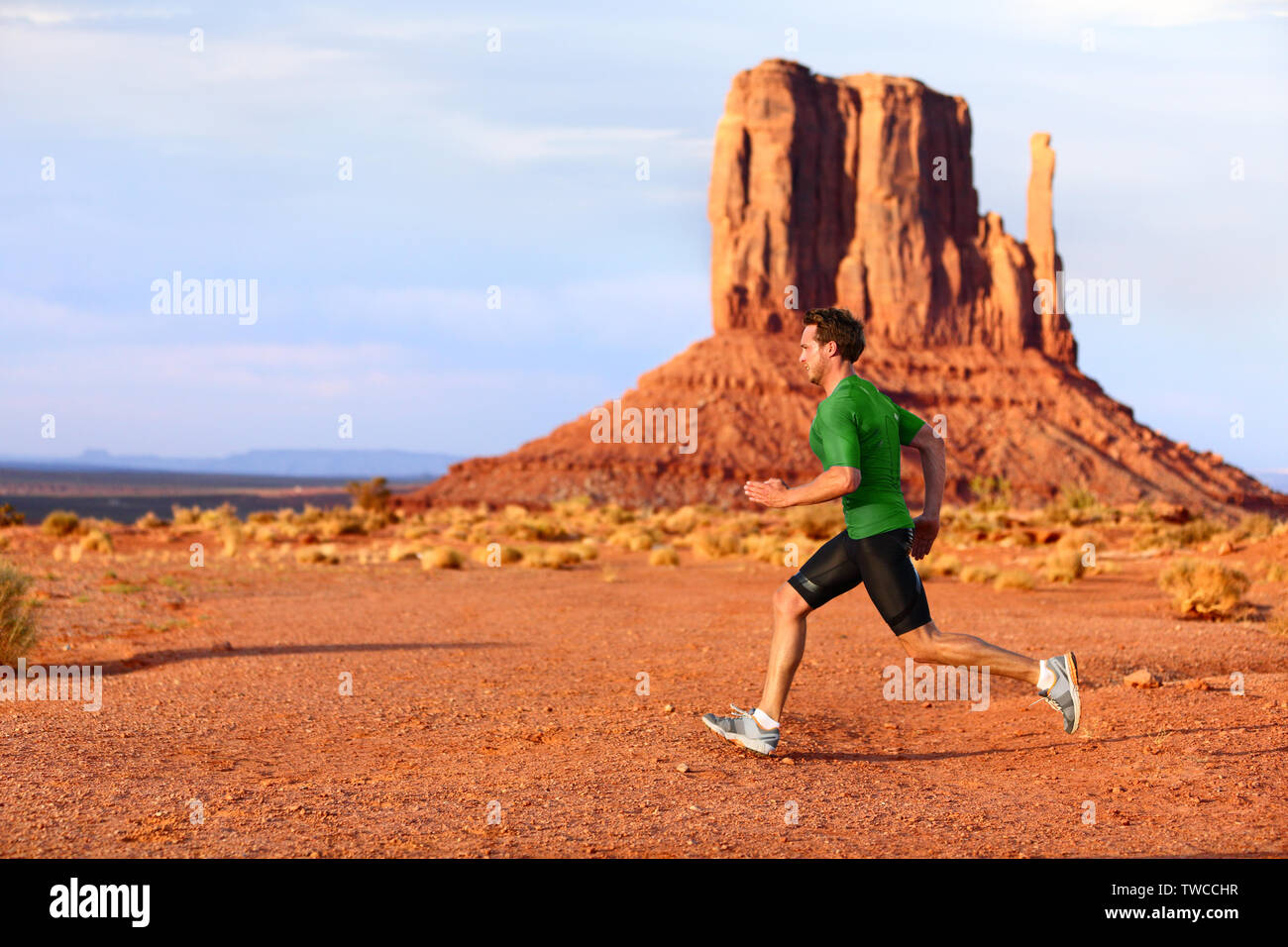 Laufender Mann sprinten im Monument Valley. Athlet runner cross country Trail Running draußen in der Natur Landschaft. Passen männlich Sport Modell in schnellen Sprint bei der Geschwindigkeit im Freien, Arizona, Utah, USA. Stockfoto