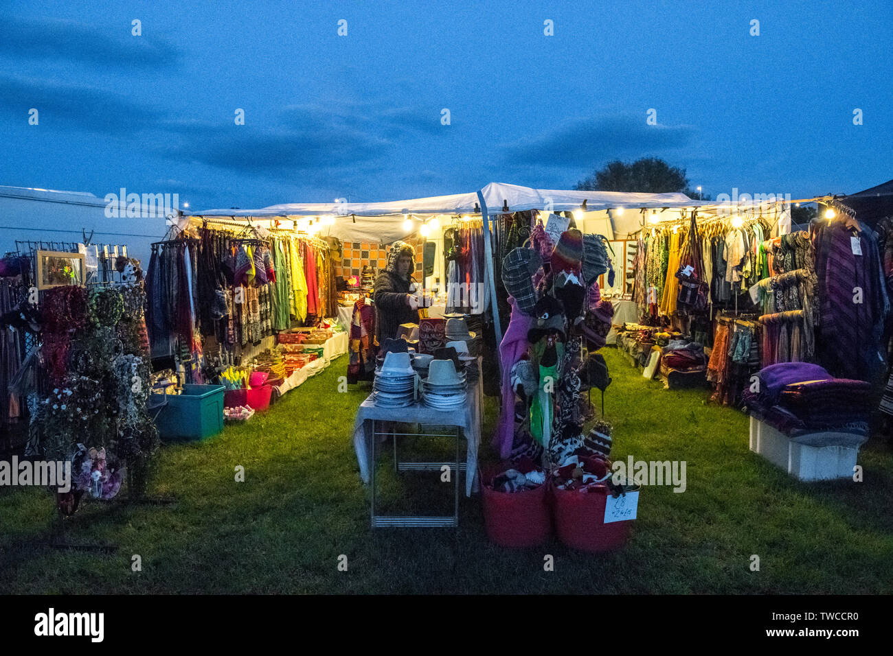 Außerhalb der Kunst und Merchandise Stände am Gate Southwell Music Festival, 2019. Stockfoto