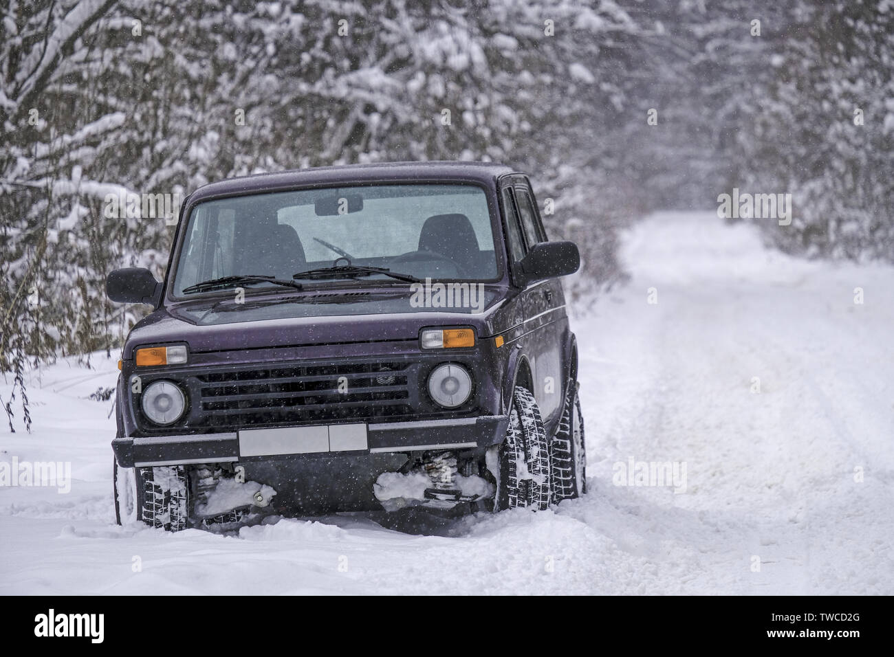 Russischen Geländewagen Lada Niva an einem verschneiten Straße Stockfoto