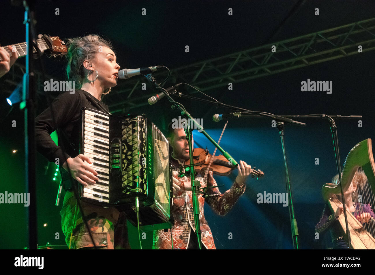 Calan der Walisischen Volksmusik Gruppe live auf der Bühne am Gate Southwell Festival, 2019. Stockfoto
