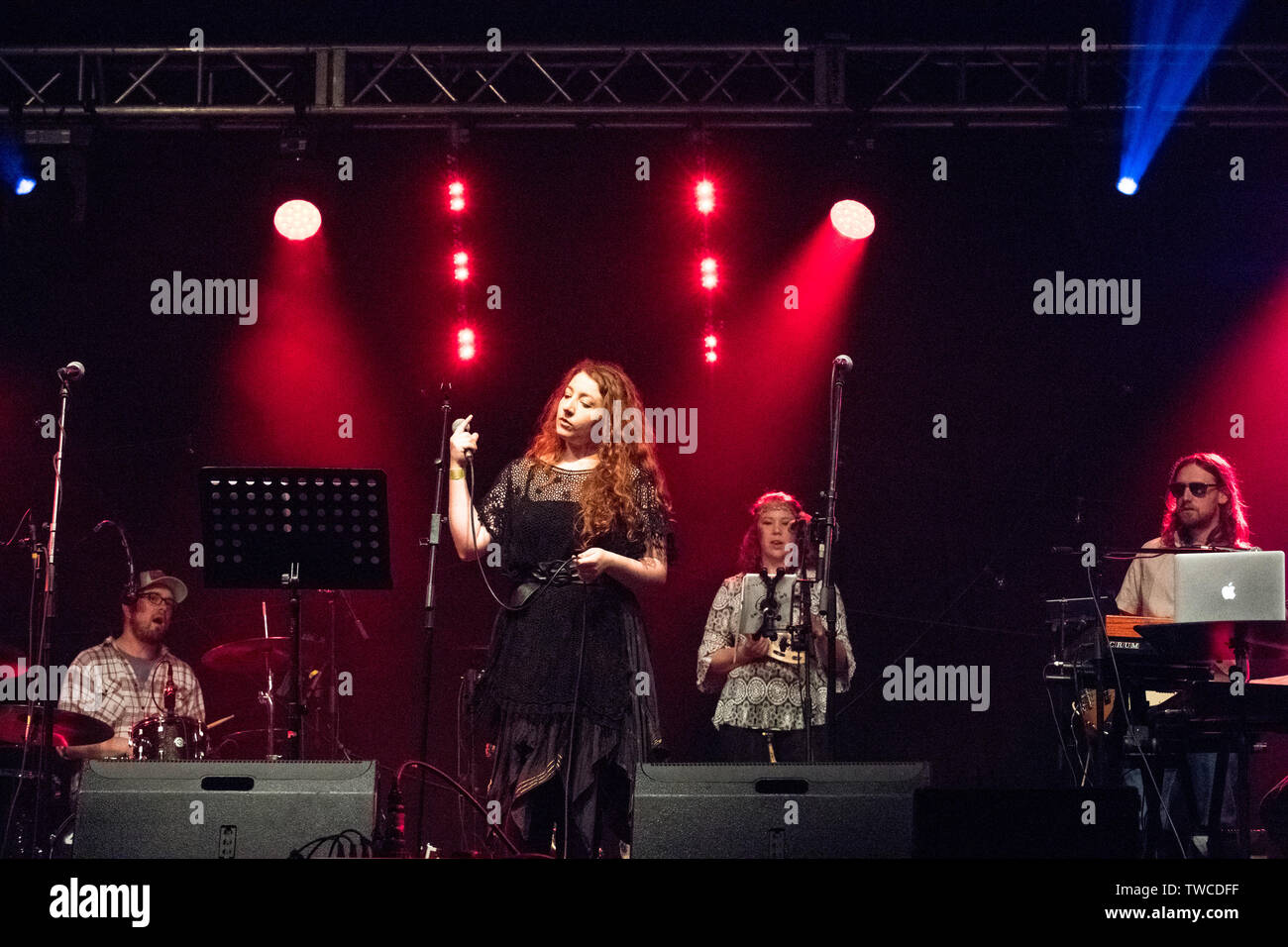 Jenny Newman der 3 sticks Volksmusik Band spielt live auf der Bühne am Gate Southwell Music Festival, 2019. Stockfoto