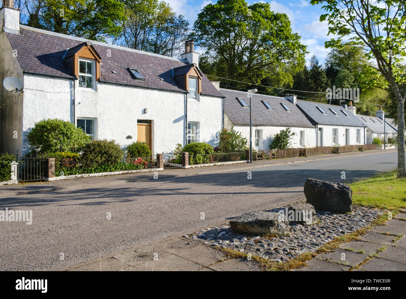 Hütten an der Straße nach Loch Carron im Dorf von Lochcarron, Wester Ross, Highlands von Schottland. Nordküste 500 route. Stockfoto