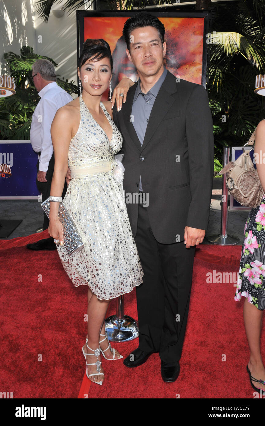 LOS ANGELES, Ca. Juli 27, 2008: Russell Wong & Frau bei der Premiere von "Die Mumie: Das Grabmal des Drachenkaisers" in den Universal Studios in Hollywood. © 2008 Paul Smith/Featureflash Stockfoto