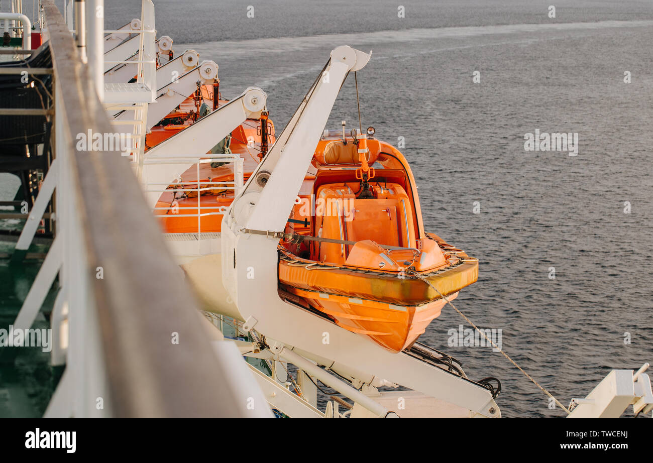 Rettungsboote auf der Fähre herbst Kreuzfahrt in der Ostsee Stockfoto