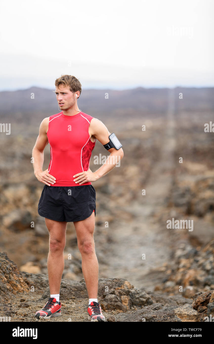 Zweiter Mann - Porträt der laufenden Athleten Ausruhen nach querfeldein laufen auf der Spur. Passen stattliche männliche Triathlet, Pause, entspannen in schöne Vulkanlandschaft auf Big Island, Hawaii, USA Stockfoto