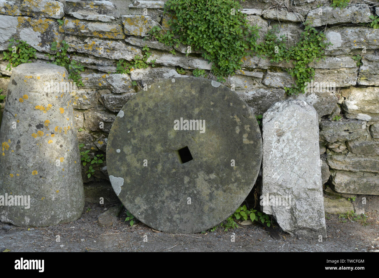 Ein Werkzeug schärfen Sandstein Rad. Auf einem Bauernhof in der Halbinsel Purbeck, Dorset, Großbritannien. Stockfoto