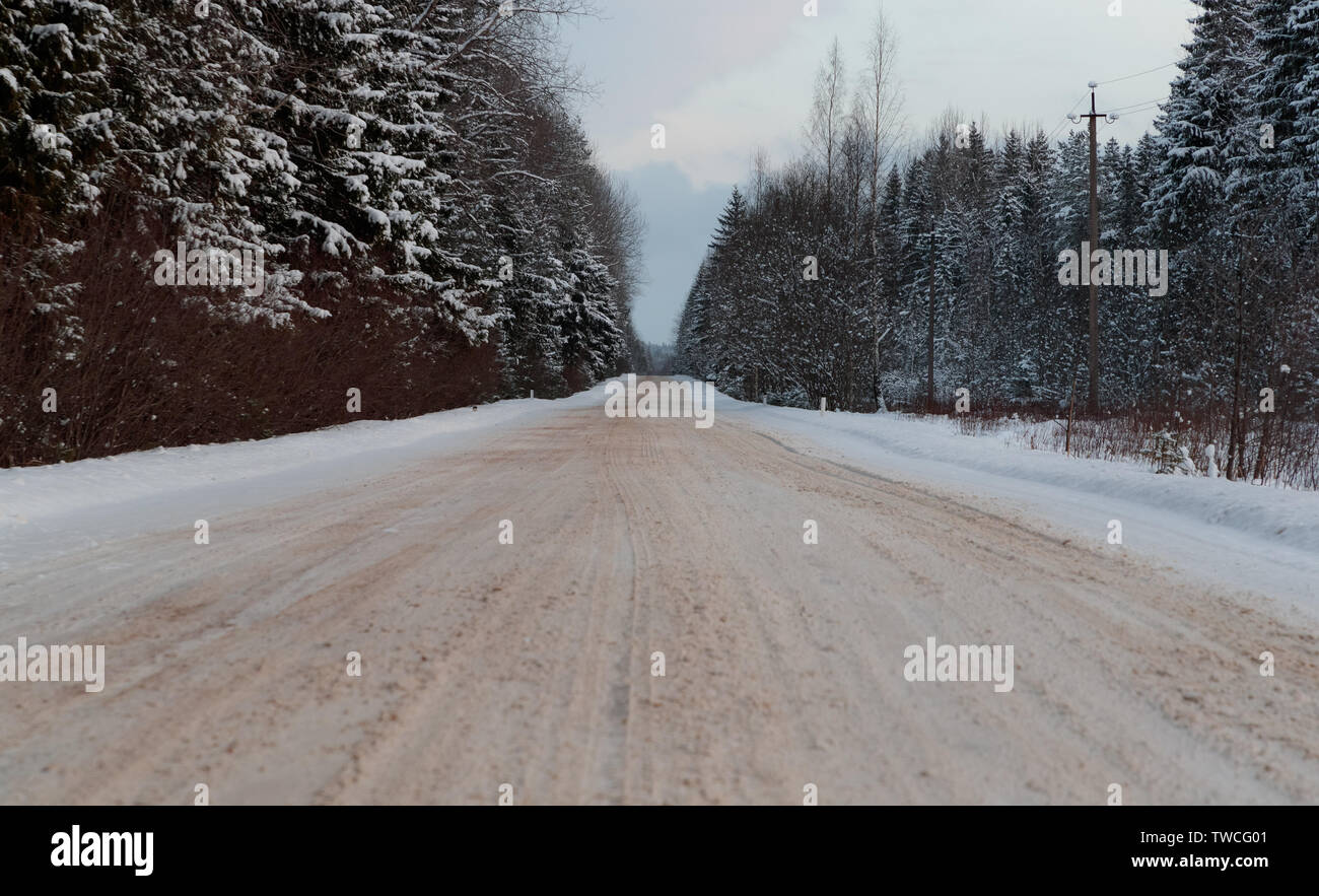 Winter Country Road geht an den Abstand Stockfoto