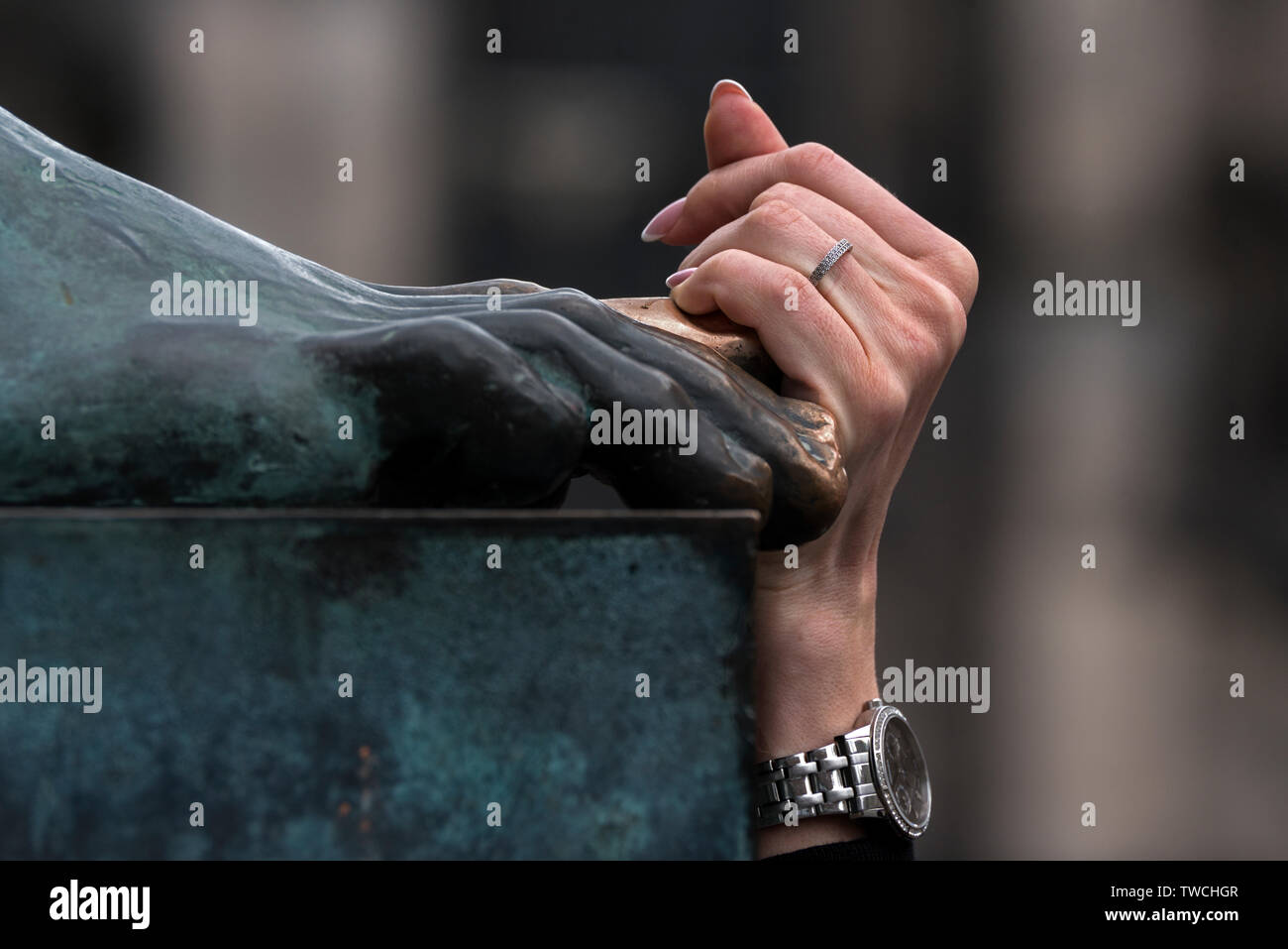 Eine weibliche Hand berührt die Zehe der David Hume statue für Glück auf der Royal Mile in der Altstadt von Edinburgh, Schottland, Großbritannien. Stockfoto