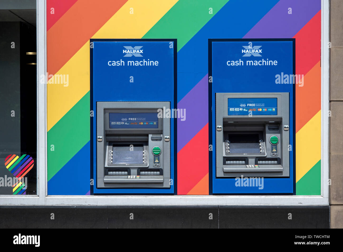 Im Vorfeld Edinburgh Stolz, Halifax Bank Geldautomaten haben in LGBT + Farben dekoriert, die Princes Street, Edinburgh, Schottland, Großbritannien. Stockfoto