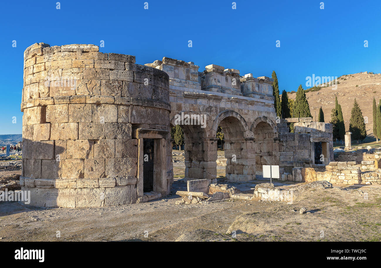 Die Türkei, ein Gateway Stadt in der antiken Stadt Hierapolis in Pamukkale. Stockfoto