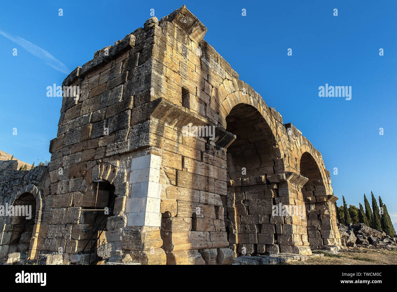 Die Türkei, die Reste der alten Römischen Bäder in der antiken Stadt Hierapolis, Pamukkale Stadt. Stockfoto