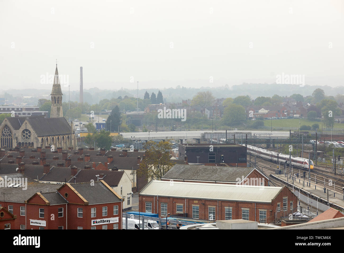 Das Stadtzentrum von Doncaster, South Yorkshire, Blick über die Stadt mit einem Azuma zug Klasse 800 Eingabe der Bahnhof Stockfoto