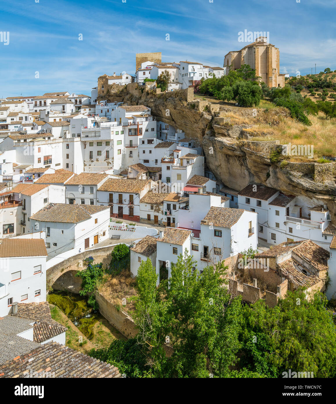 Das schöne Dorf Setenil de las Bodegas, Provinz Cádiz, Andalusien, Spanien. Stockfoto