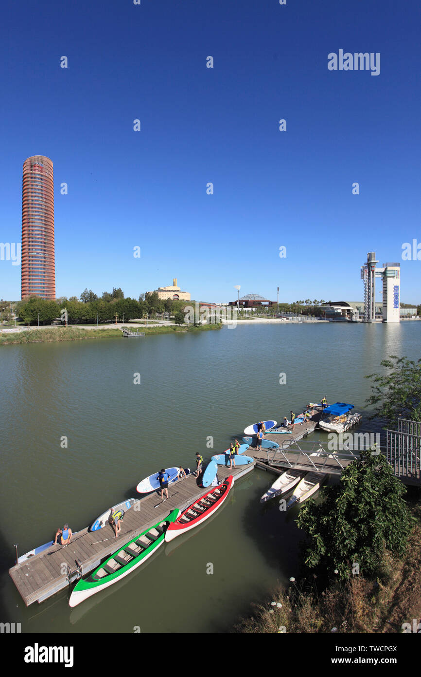 Spanien, Andalusien, Sevilla; Fluss Guadalquivir, Paddel Boarder, Menschen, Stockfoto