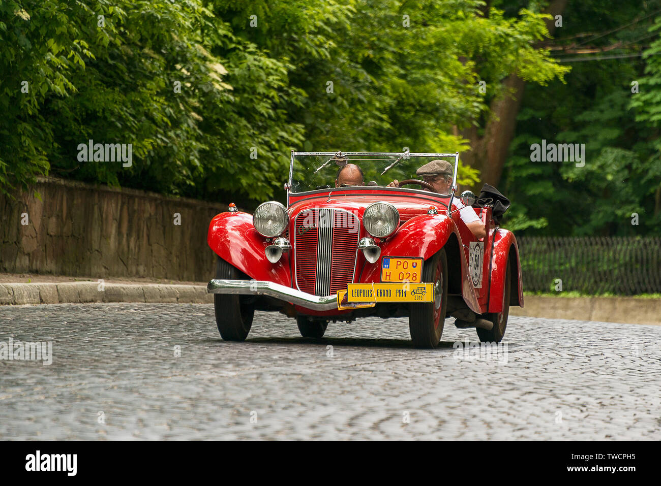 Lemberg, Ukraine - Juni 2, 2019: Alte retro Auto Aero 50 mit seinem Besitzer und unbekannte Personen die Teilnahme an Rennen Leopolis Grand Prix 2019, Ukrai Stockfoto