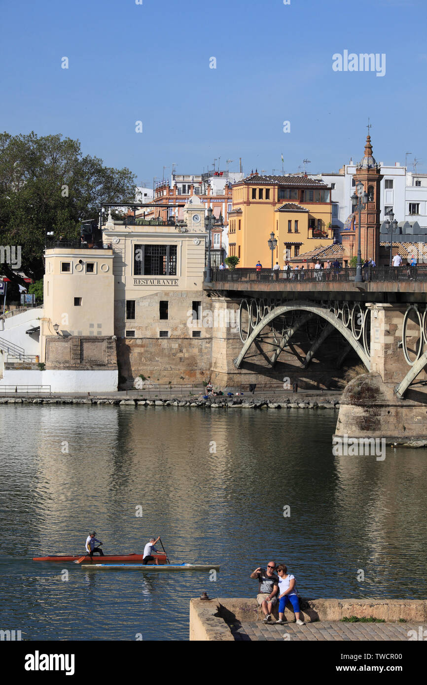 Spanien, Andalusien, Sevilla; Puente de Isabel III, Castillo San Jorge, Guadalquivir, Menschen, Stockfoto