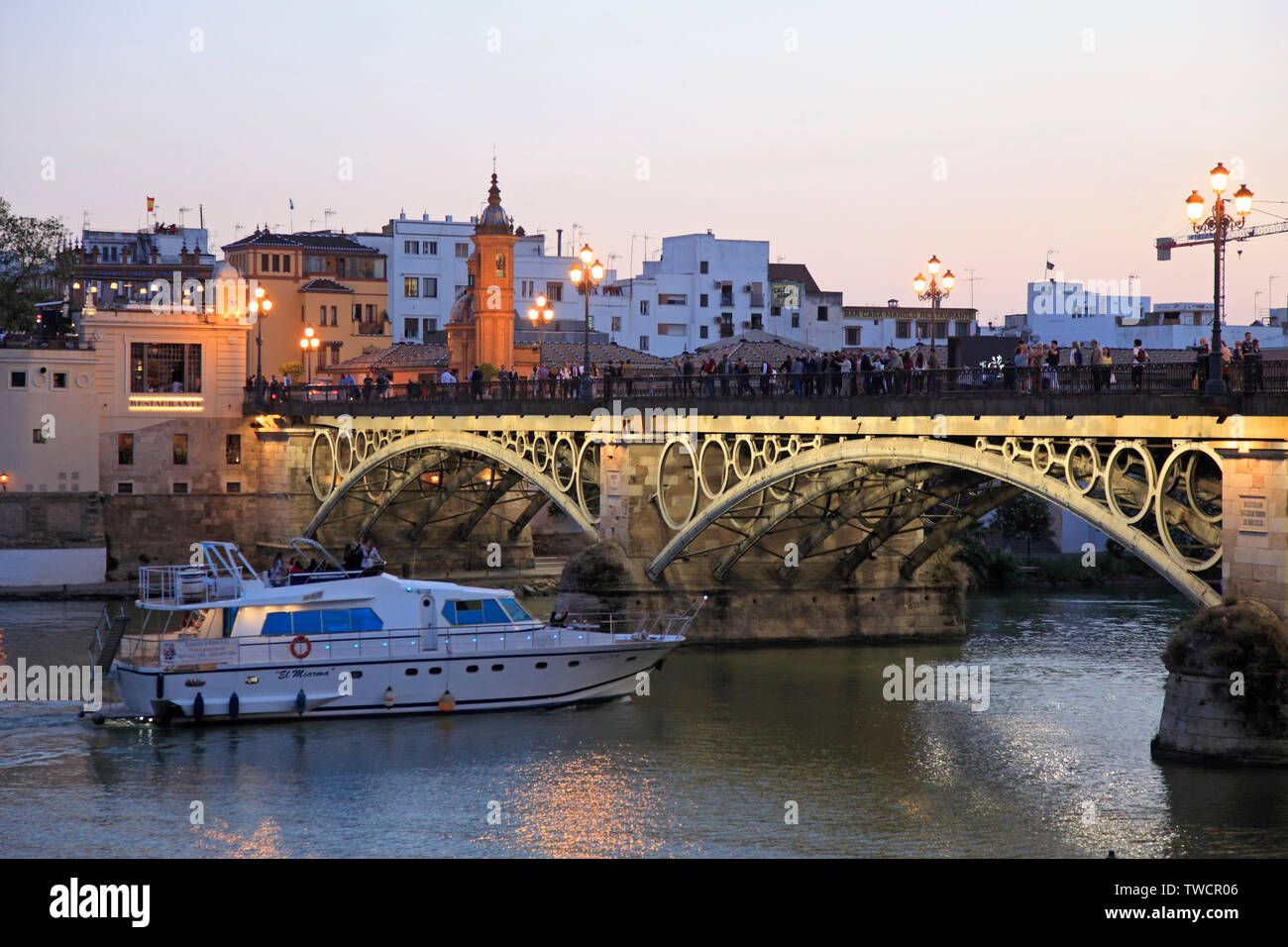 Spanien, Andalusien, Sevilla; Puente de Isabel III, Castillo San Jorge, Guadalquivir Fluss, Stockfoto