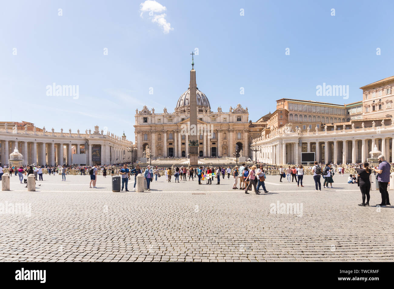 Vatikanstadt - 27. APRIL 2019: Touristen in Saint Peter's Square, Piazza di San Pietro. Stockfoto