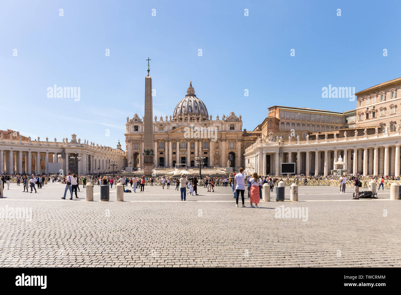 Vatikanstadt - 27. APRIL 2019: Touristen in Saint Peter's Square, Piazza di San Pietro. Stockfoto